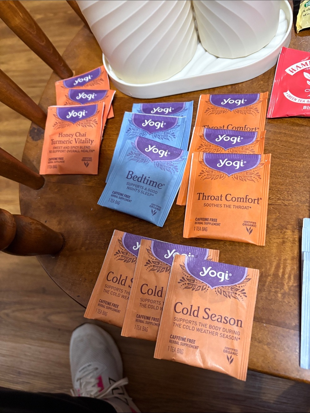 Starbucks cup with yogi tea bags in beige containers. Tea bags in container. - Picture 2 of 16